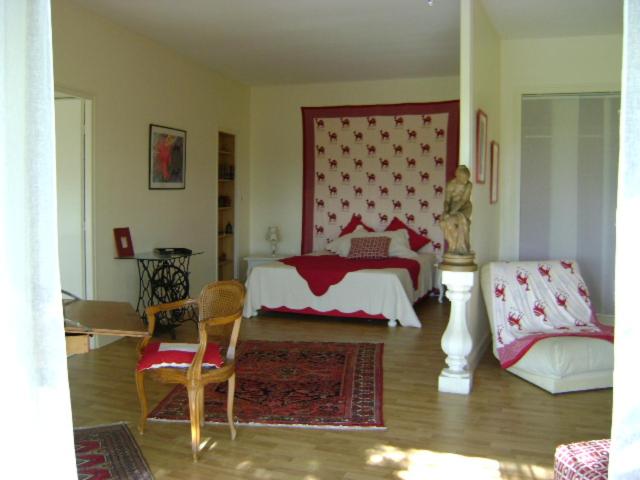1 dormitorio con 1 cama, 1 silla y 1 sofá en Les 4 Eléments St Emilion, en Branne