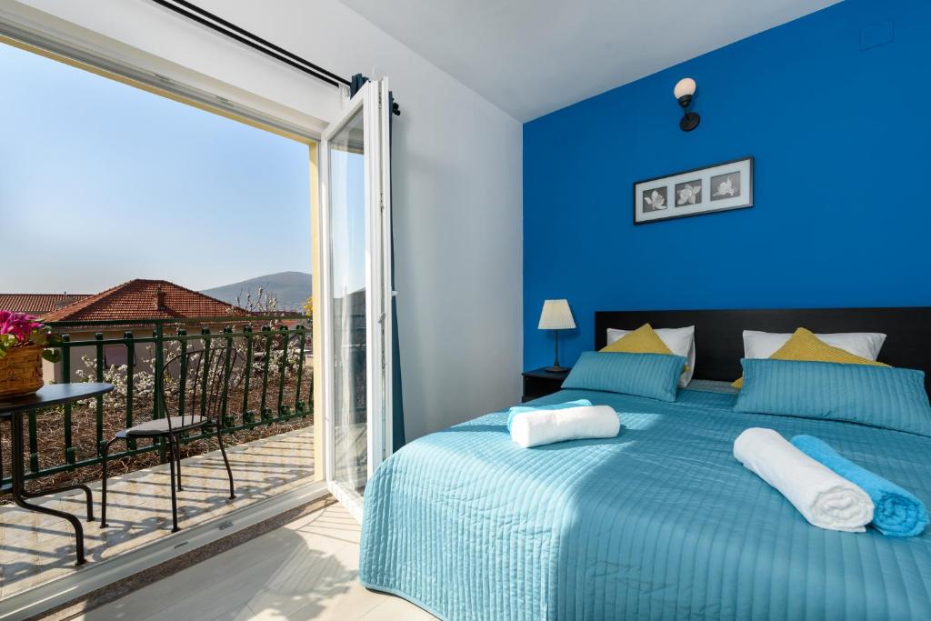 - une chambre bleue avec un lit et un balcon dans l'établissement Studio Apartment Gina, à Trogir