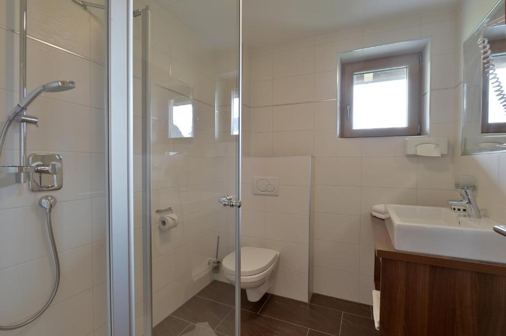 Koupelna v ubytování Hotel Gasthof Jäger Zillertal