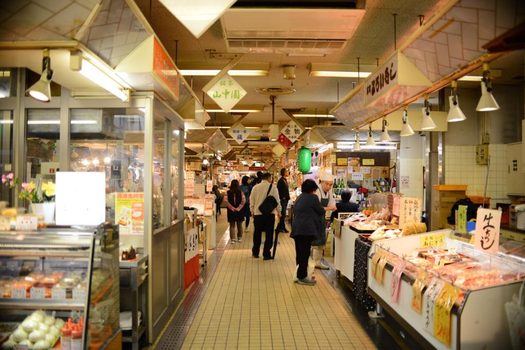 Supermarket nebo jiné obchody v  penzionu nebo okolí