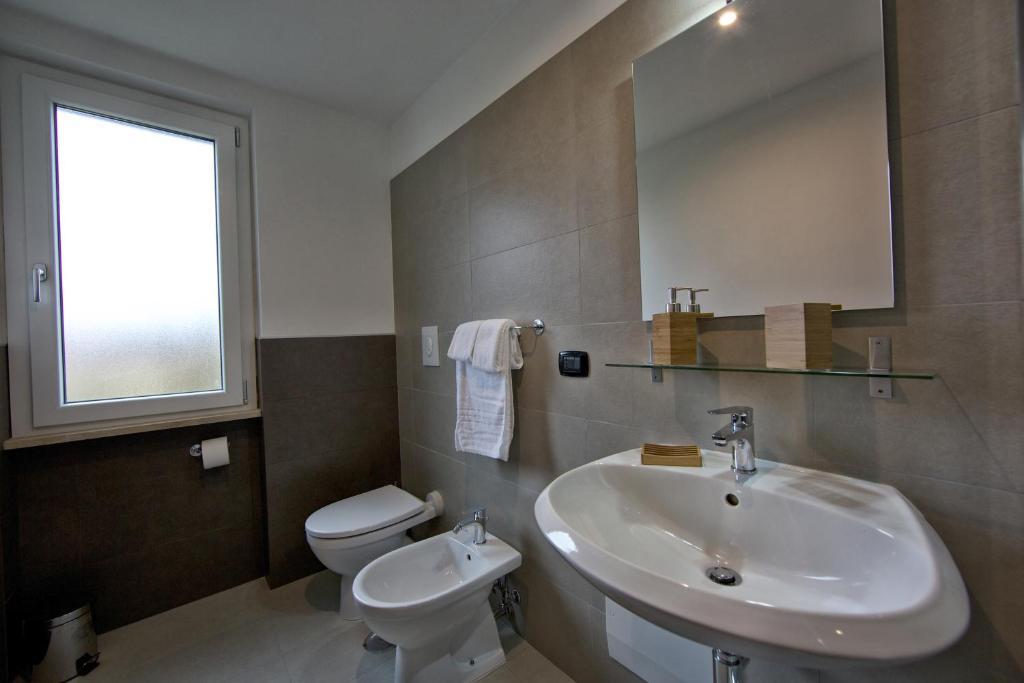 A bathroom at lepini suites affittacamere