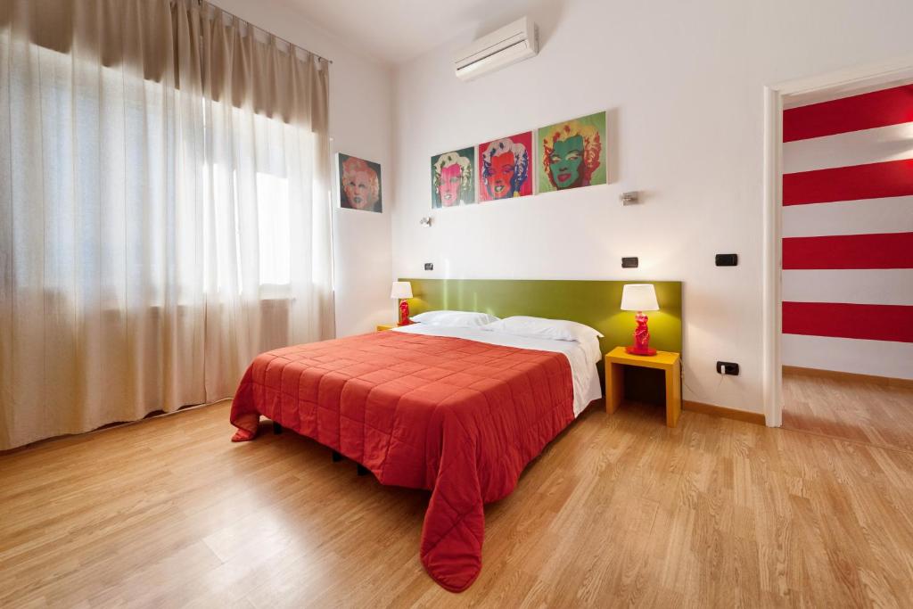 1 dormitorio con 1 cama con manta roja en Lucca in Villa San Marco, en Lucca