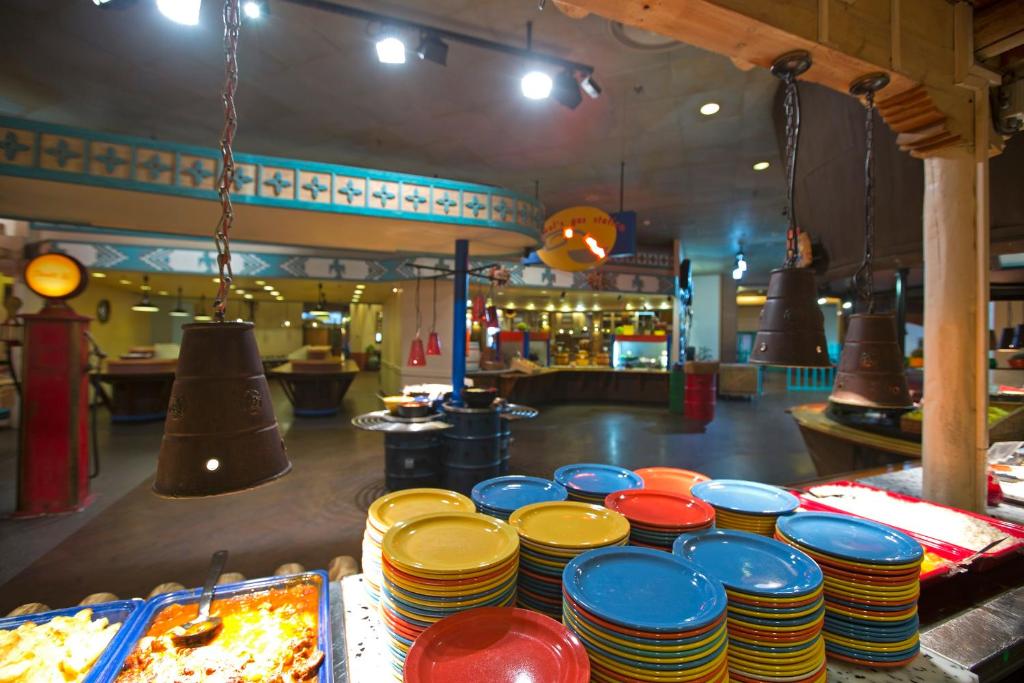 Una pila de platos sobre una mesa en un restaurante. en Disney Hotel Santa Fe, en Coupvray