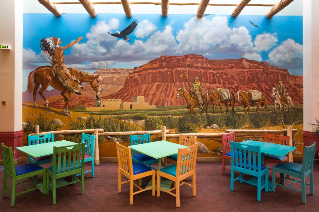 Un restaurante o sitio para comer en Disney Hotel Santa Fe