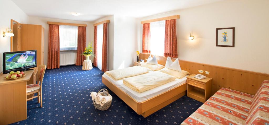 TV a/nebo společenská místnost v ubytování Hotel Bergblick