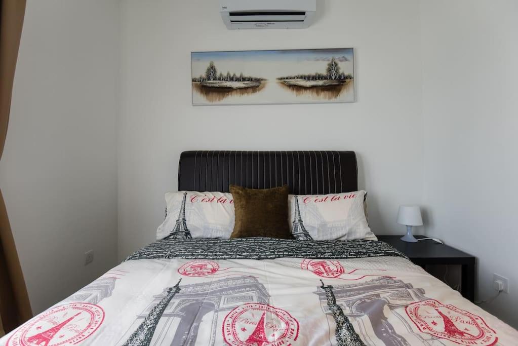 Postel nebo postele na pokoji v ubytování Palm Armada Residence Free Parking and Netflix