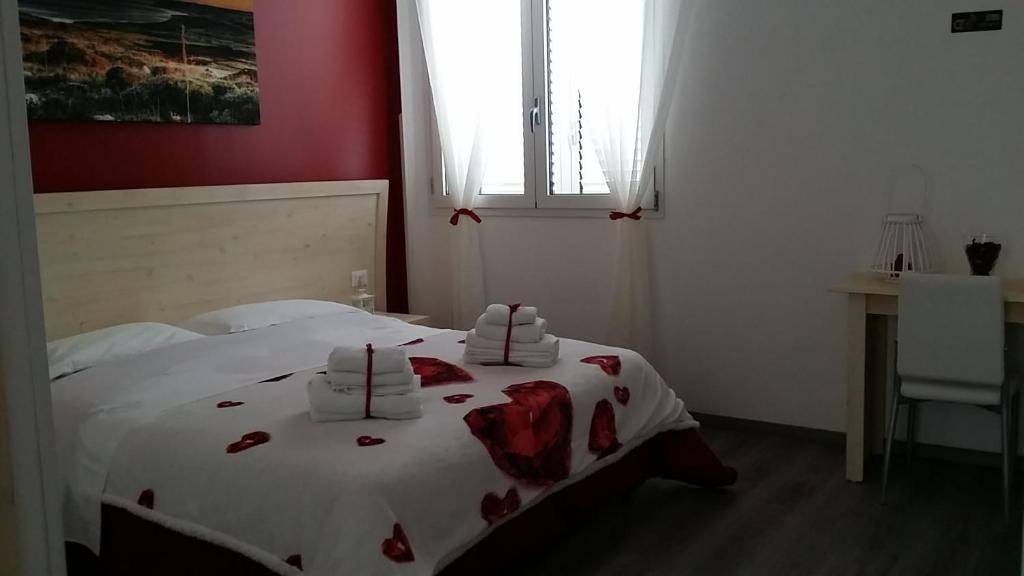 オートラントにあるMonte Sant' Angeloのベッドルーム1室(赤い壁のベッド1台、窓付)
