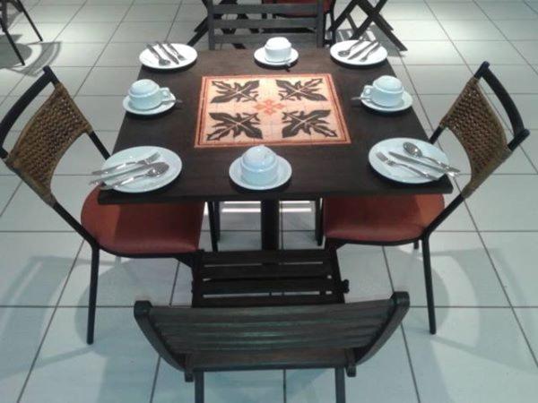 einen Esstisch mit Stühlen, einem Tisch und einem Chairsktop in der Unterkunft Hotel Cristal in Turmalina