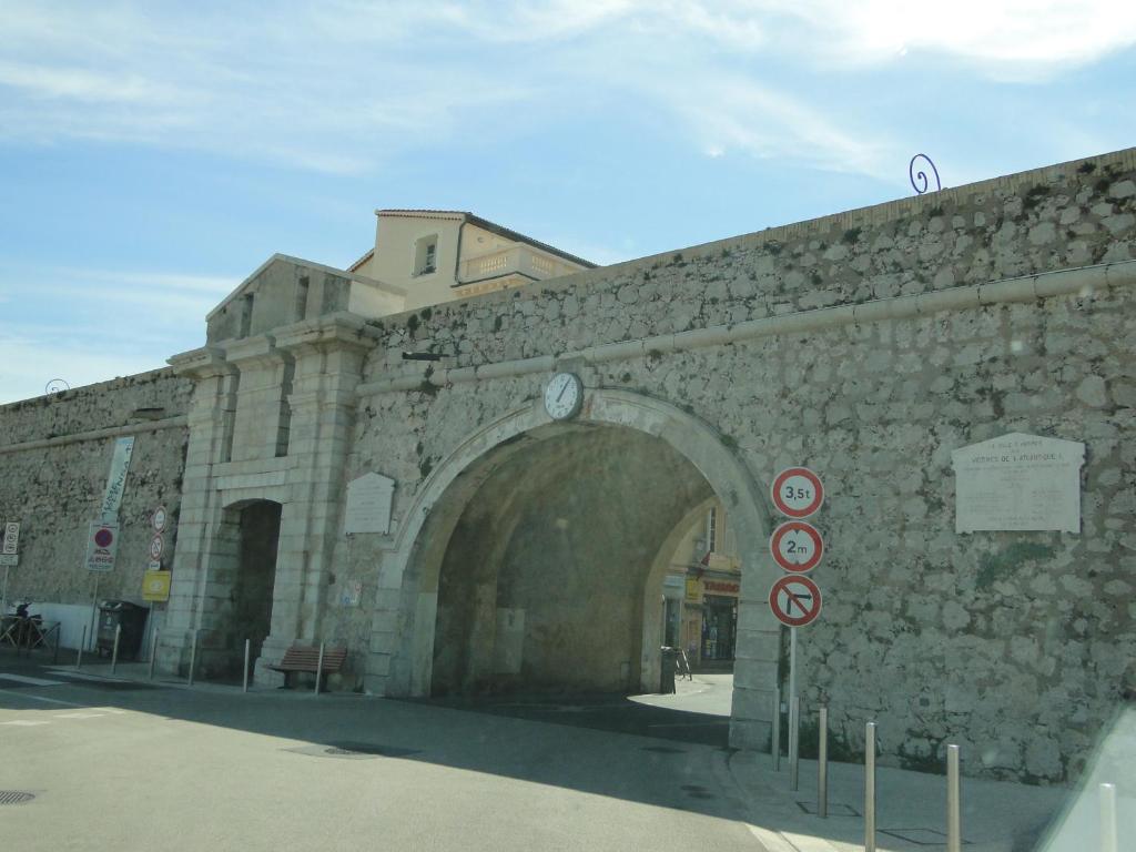 Foto da galeria de Appartement La Tourraque côté mer em Antibes