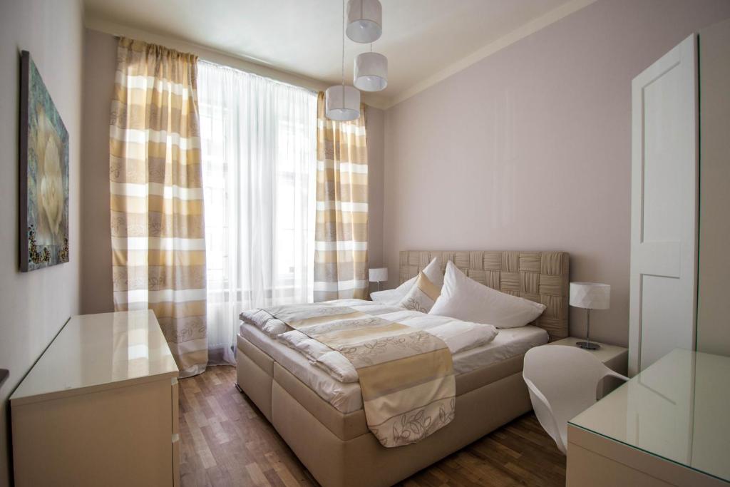 Posezení v ubytování Bourgeois Apartment in Cultural Heritage Building by Ruterra
