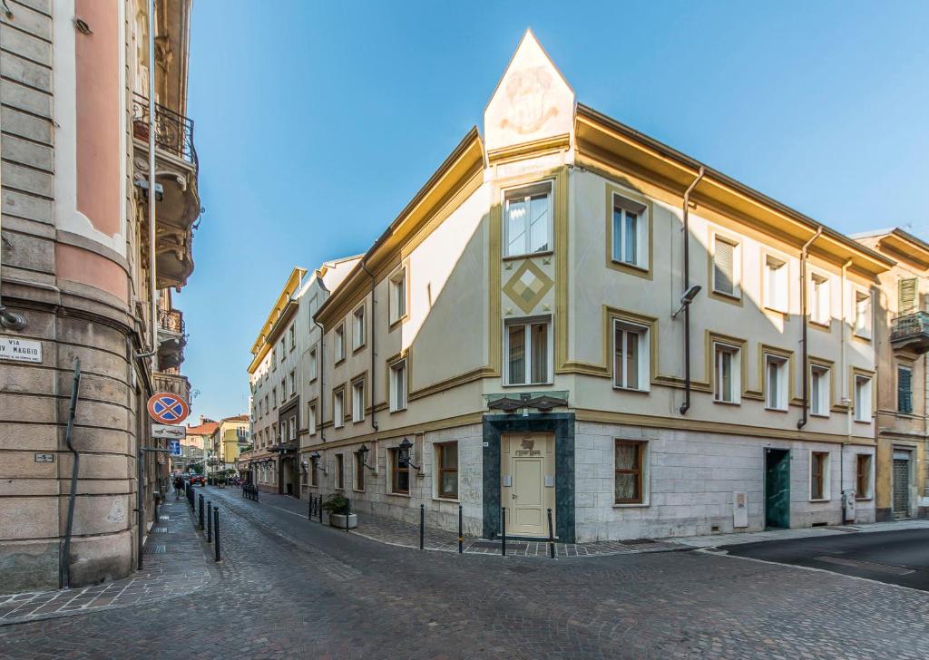 a building on the side of a street at Alli Due Buoi Rossi in Alessandria