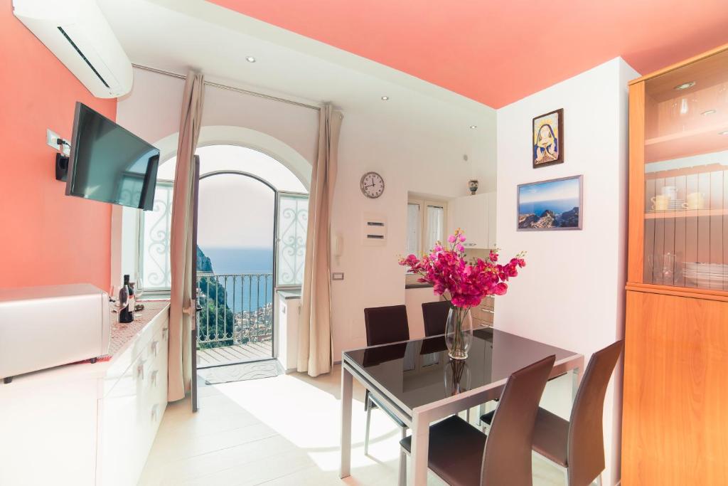 TV a/nebo společenská místnost v ubytování Il Paradiso sul Mare Apartment