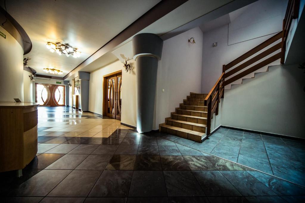 un pasillo con una escalera en una casa en Hotel Ada, en Większyce