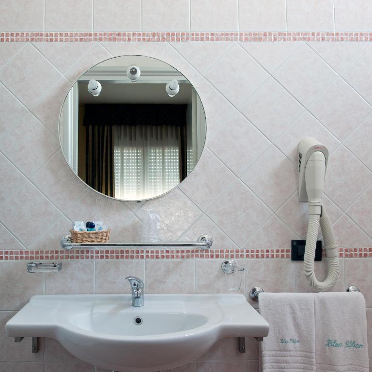 Koupelna v ubytování Hotel Blue Ribbon