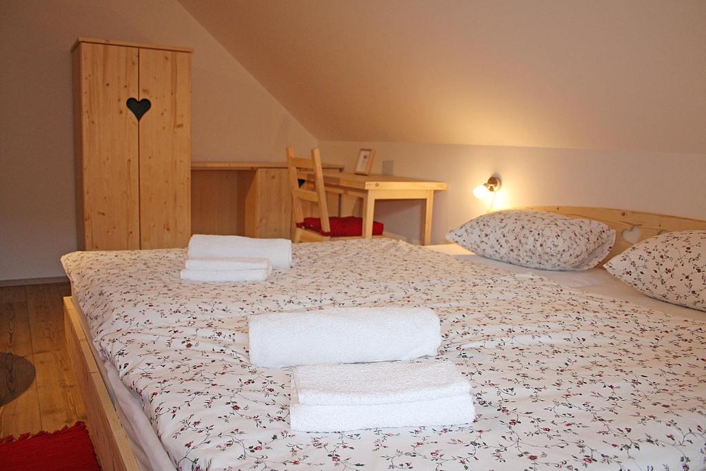 Postel nebo postele na pokoji v ubytování Apartments and rooms Cerkovnik