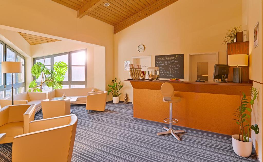 een kantoor met een klaslokaal met stoelen en een schoolbord bij aktiv Sporthotel Sächsische Schweiz in Pirna
