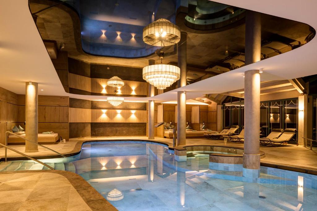 Bazén v ubytování Hotel Burggräflerhof nebo v jeho okolí