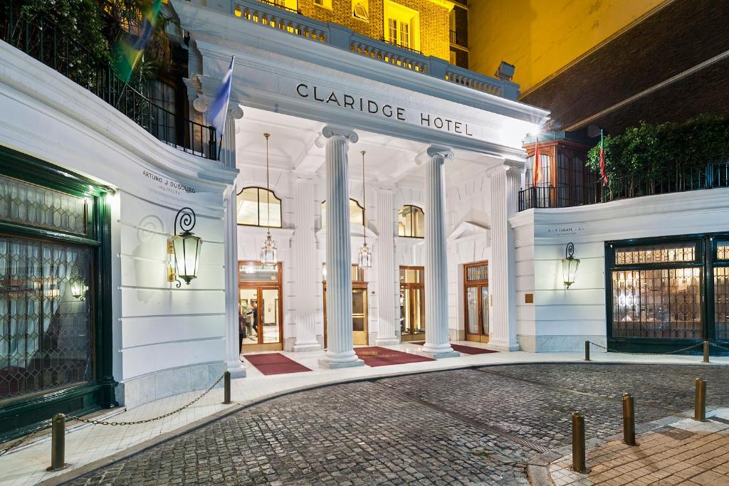 un gran edificio blanco con un hotel de baile en Claridge Hotel en Buenos Aires