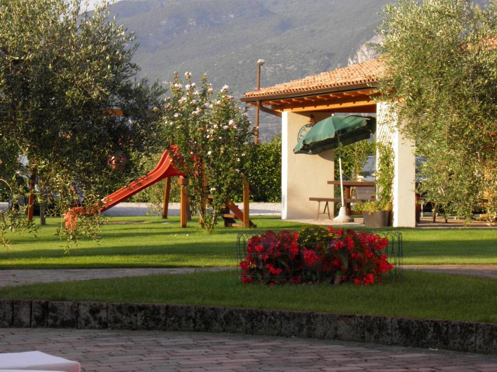 Vonkajšia záhrada v ubytovaní Agritur La Cort