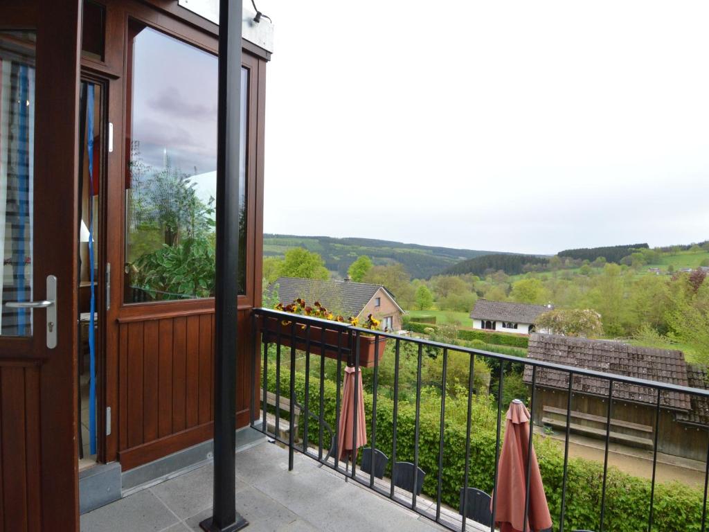 einen Balkon mit Blick auf die Landschaft in der Unterkunft Modish Holiday Home in Waimes with Sauna in Weismes