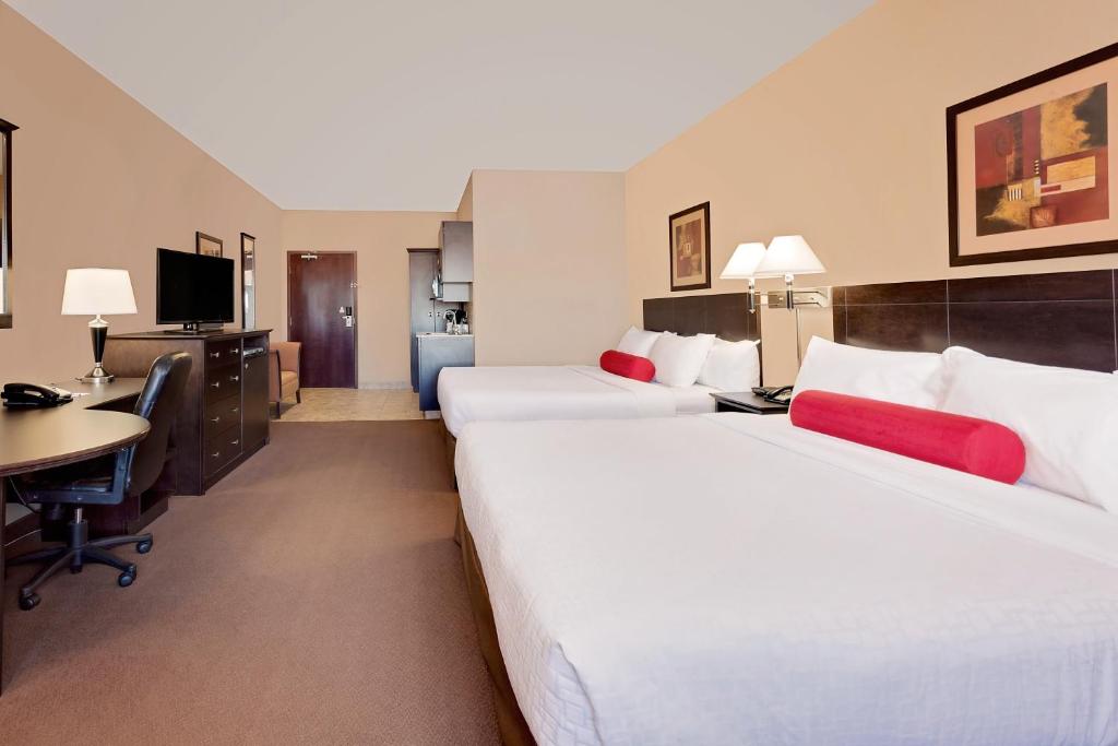 Postel nebo postele na pokoji v ubytování Ramada by Wyndham Stettler