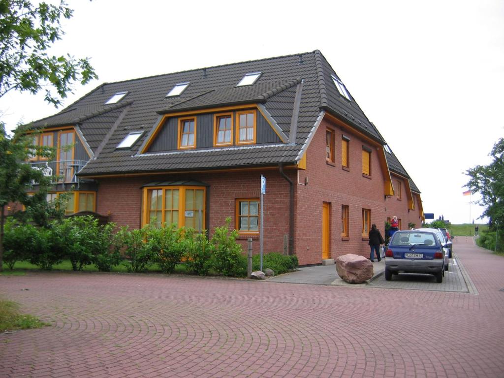una casa con un coche aparcado delante de ella en Ferienwohnung Sonnenschein en Schönberger Strand