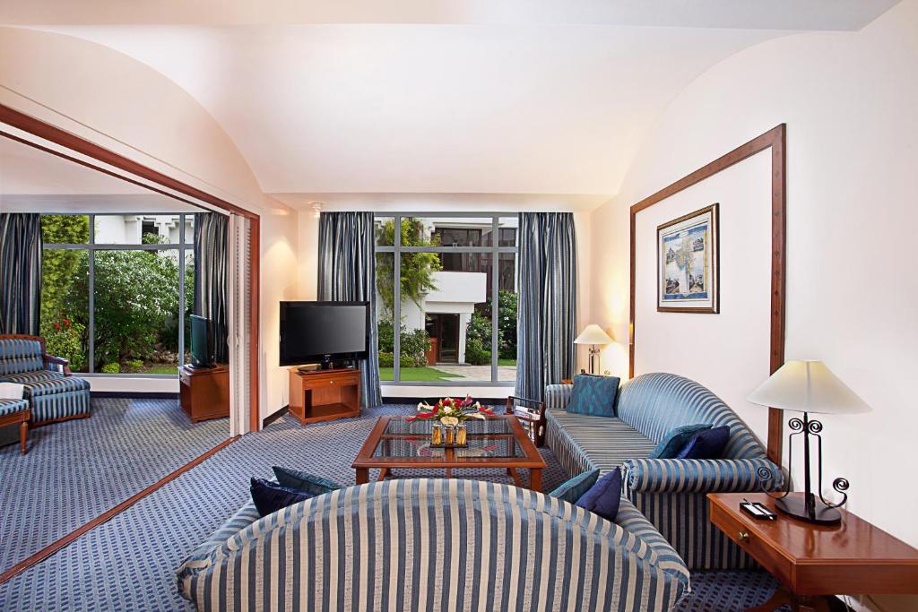 TV a/nebo společenská místnost v ubytování Welcomhotel by ITC Hotels, Alkapuri, Vadodara