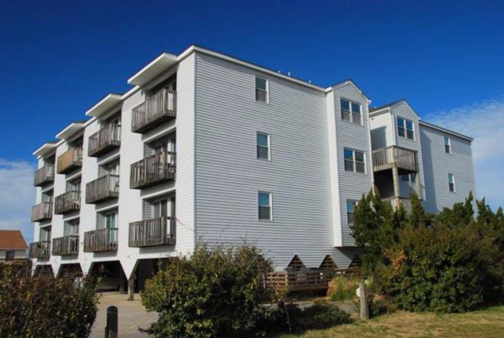 een groot appartementencomplex met balkons aan de zijkant bij Station One by Kees Vacations in Kill Devil Hills