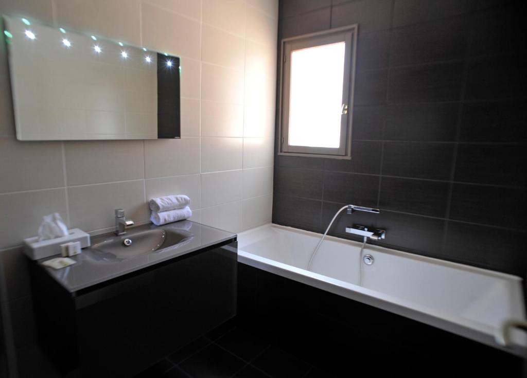 Logis Hotel Le Lonca - Sala Triple Superior Con Terraza
