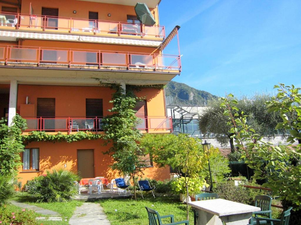 um edifício com uma mesa e cadeiras em frente em Spacious Apartment in Menaggio with Terrace em Menaggio