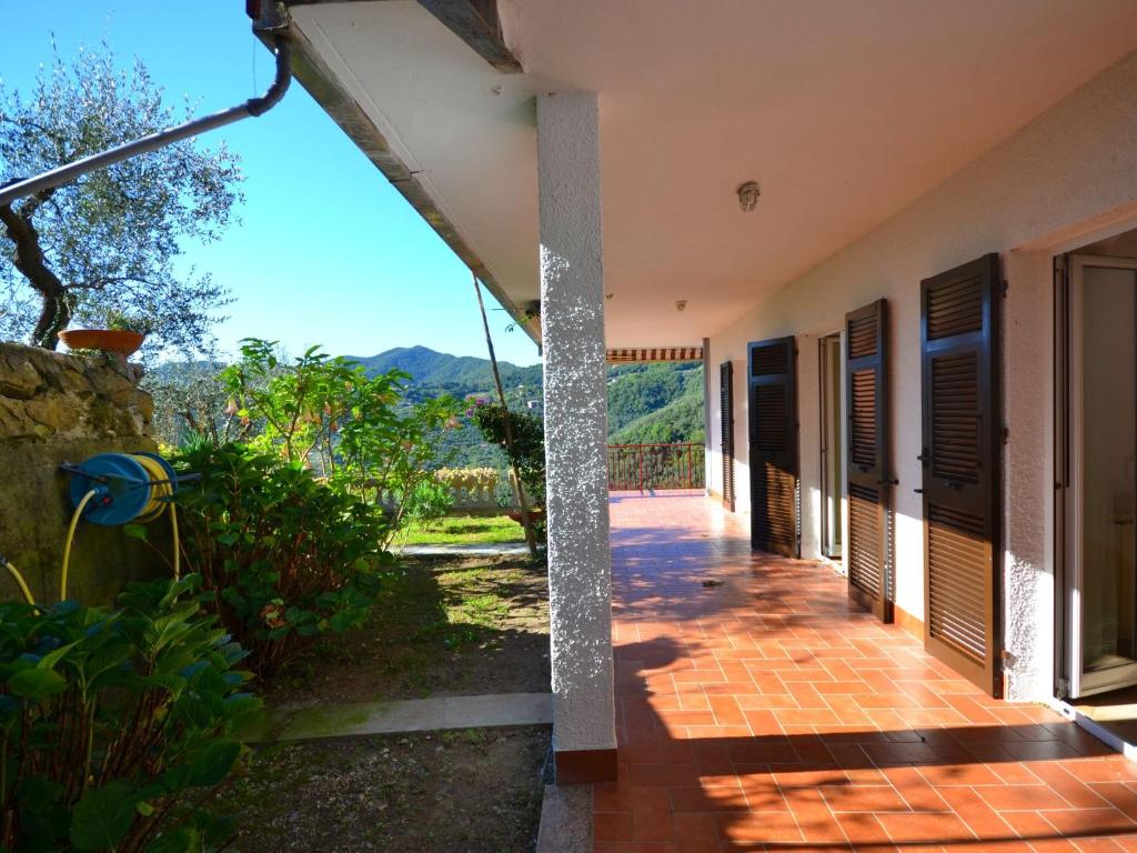 widok z zewnątrz domu z patio w obiekcie Villa in Moneglia near the Sea and Hillside w mieście Moneglia