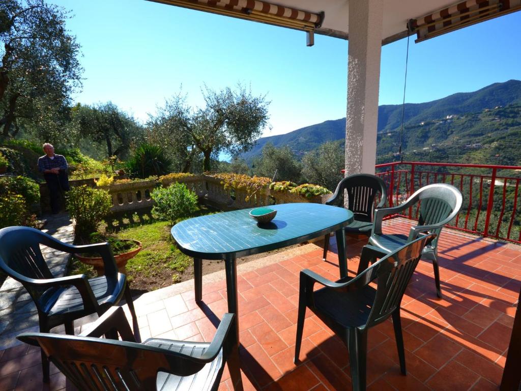 stół i krzesła na patio z widokiem w obiekcie Villa in Moneglia near the Sea and Hillside w mieście Moneglia