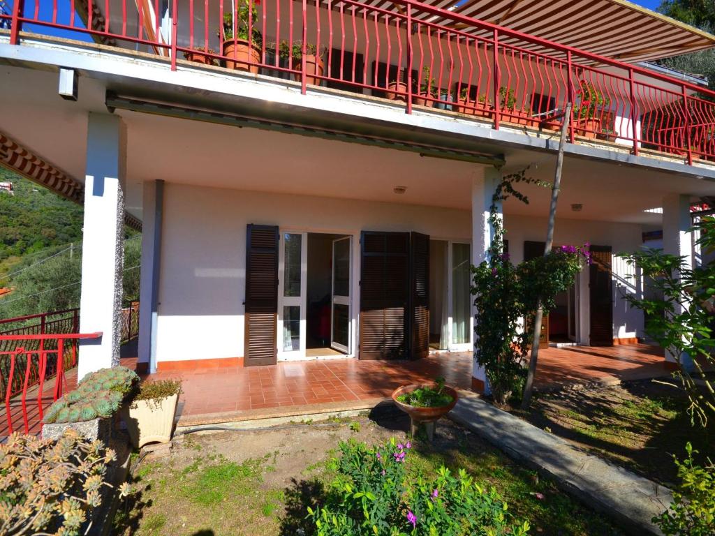 dom z balkonem i patio w obiekcie Villa in Moneglia near the Sea and Hillside w mieście Moneglia