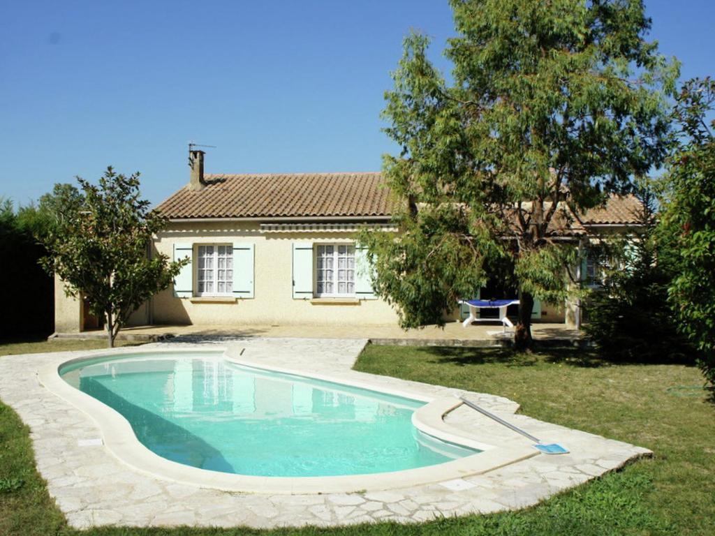 Plan-dʼOrgonにあるBungalow with pool ideally located in Provenceの家庭のスイミングプール
