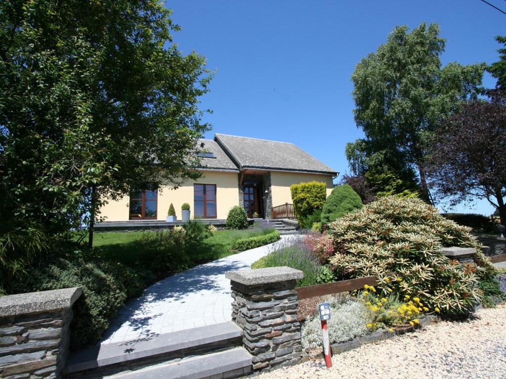 Peaceful Cottage in Ardennes with Private Terrace في باستوني: منزل فيه ممشى امام ساحة