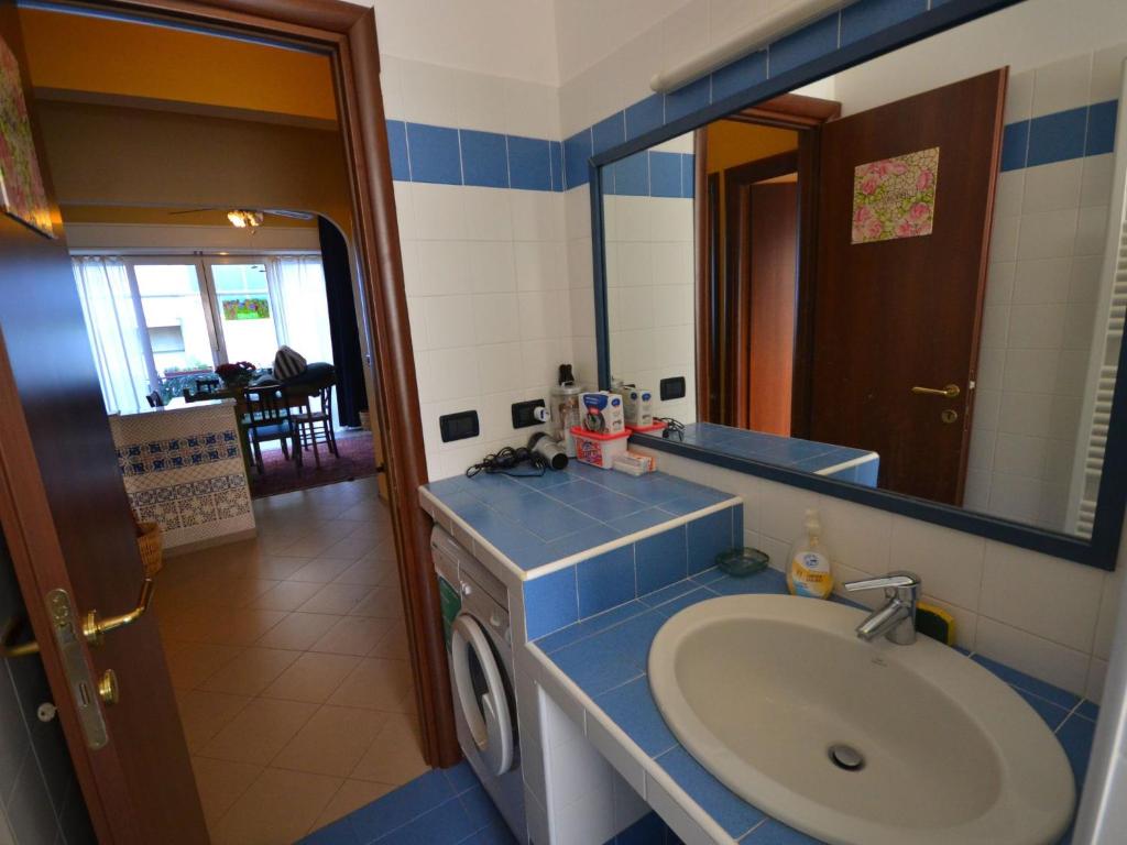 A bathroom at Belvilla by OYO An apartment near the sea