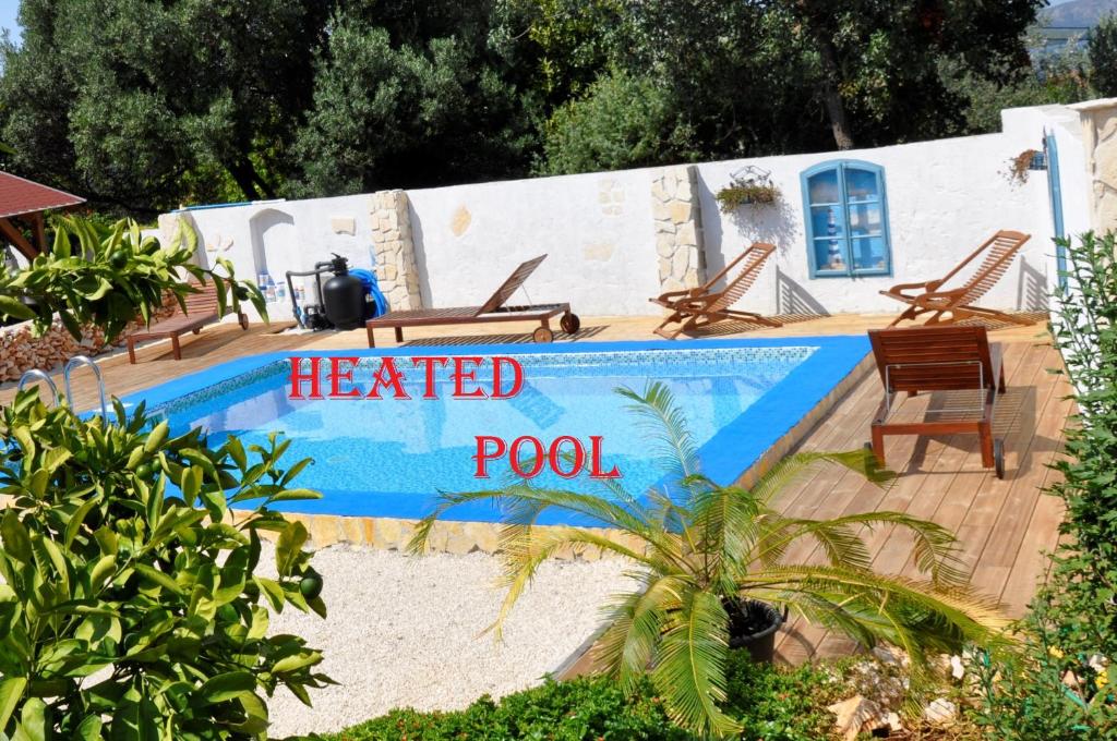 um sinal de piscina aquecida em frente a uma casa em Villa Olma em Trogir