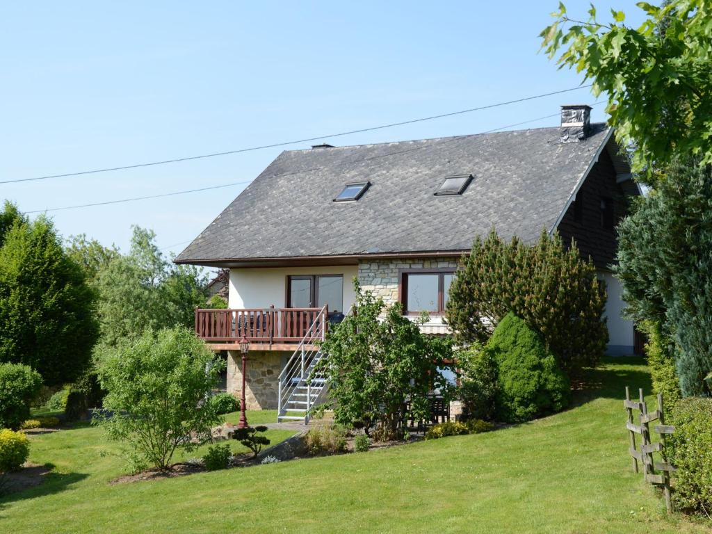 una casa con terrazza su un prato di Holiday home in Ondenval with sauna Hautes Fagnes a Waimes