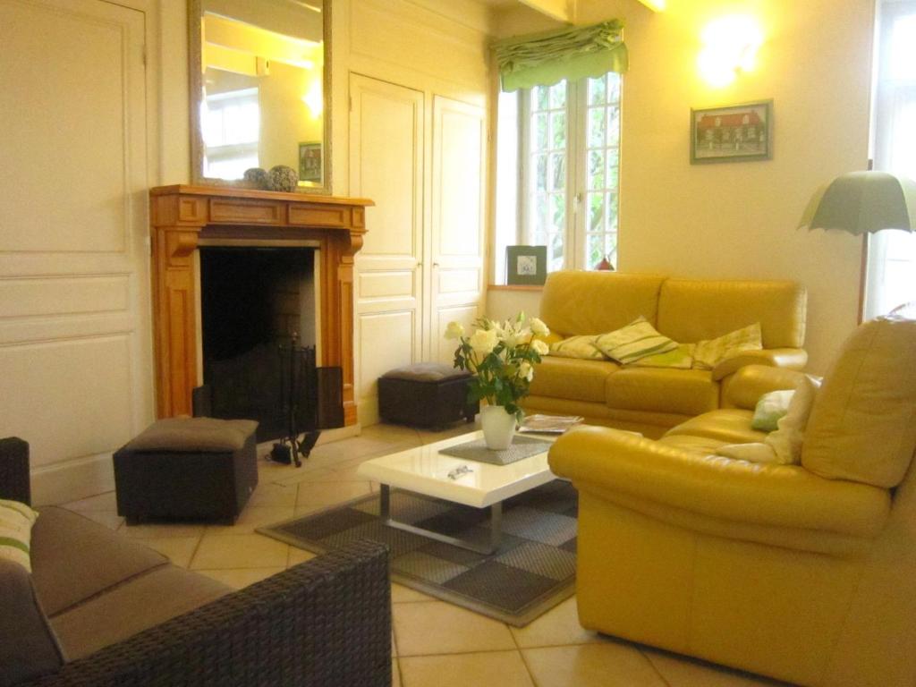 sala de estar con muebles de color amarillo y chimenea en Superb holiday home in Escalles near the sea, en Escalles