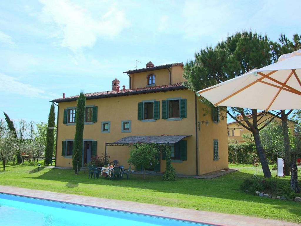 A piscina localizada em Cozy Farmhouse in Cortona with Pool ou nos arredores