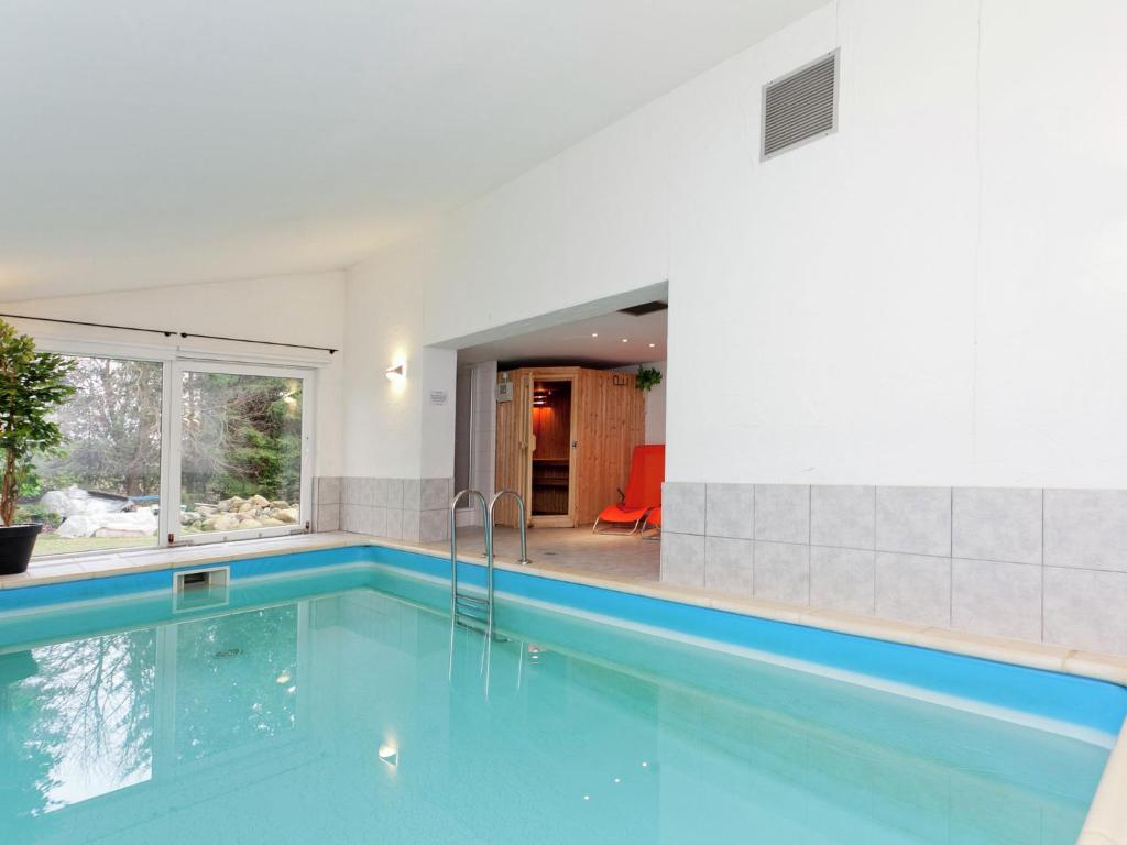 エーレントにあるLuxury holiday home in Elend with private poolの家の中のプール