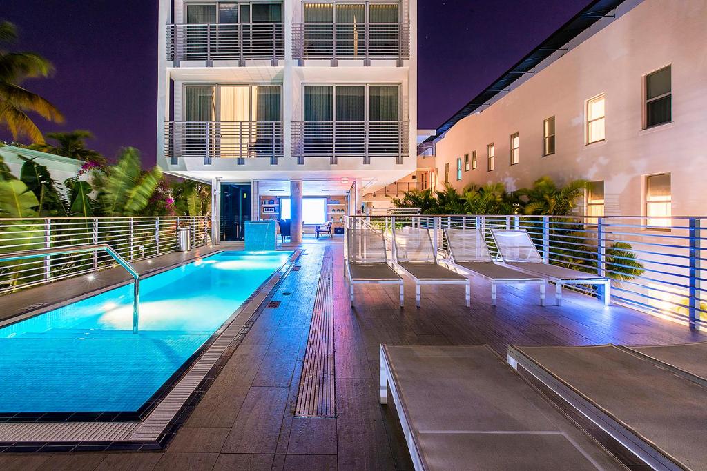 ein Schwimmbad in der Mitte eines Gebäudes in der Unterkunft The Meridian Hotel Miami Beach in Miami Beach