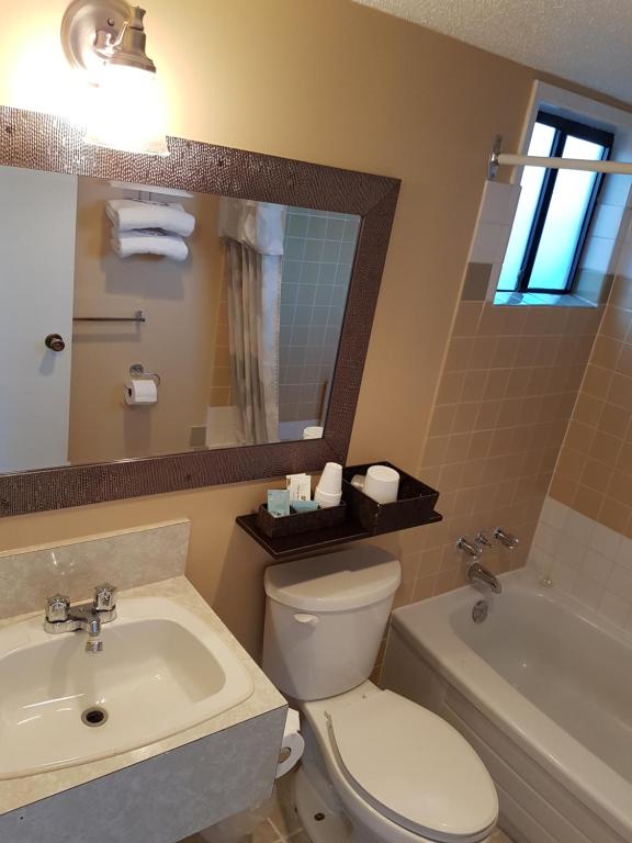Above Tide Motel - Oceanfront Budget Room 1 Queen Downstairs