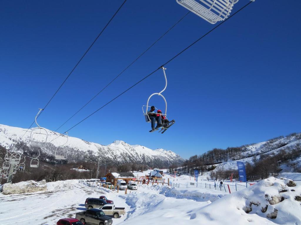 ラス・トランカスにあるCabañas Aliwenの雪上スキー場の乗車者