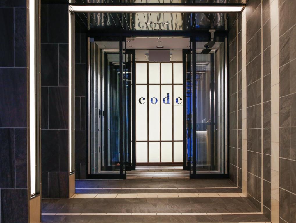 Hotel Code Shinsaibashi في أوساكا: باب مفتوح على مبنى مكتوب عليه جوجل