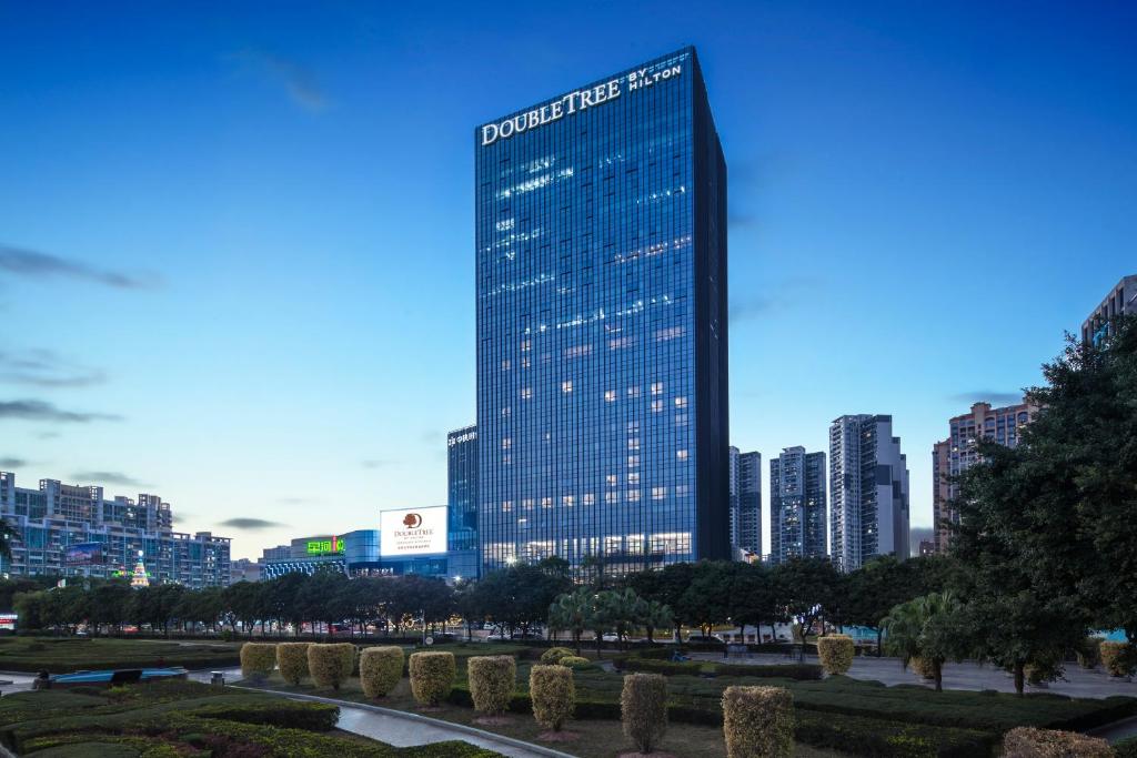 um edifício alto no meio de uma cidade em DoubleTree by Hilton Hotel Shenzhen Longhua em Shenzhen