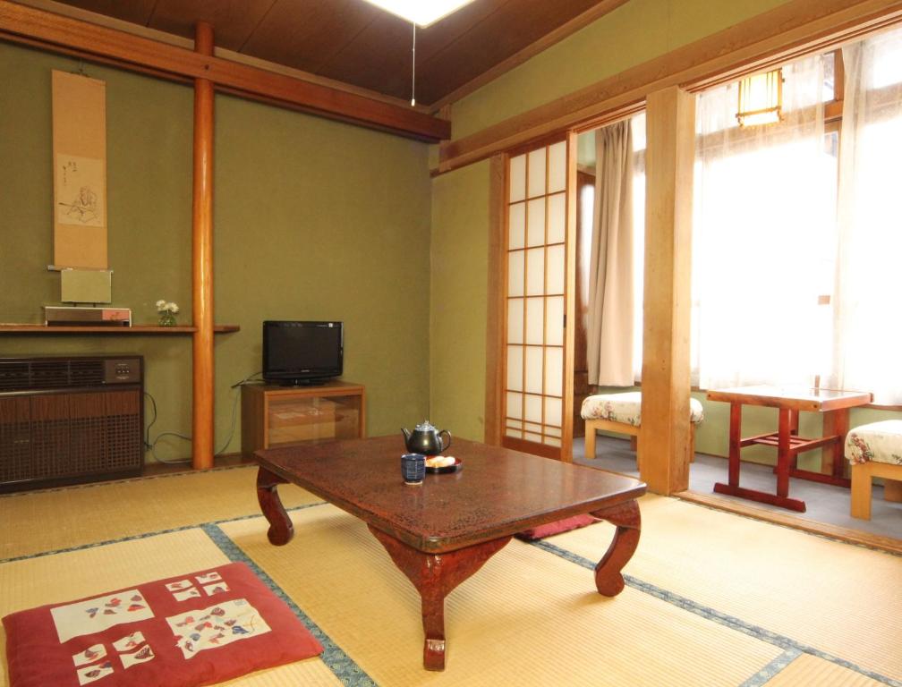 TV a/nebo společenská místnost v ubytování Yokokura Ryokan