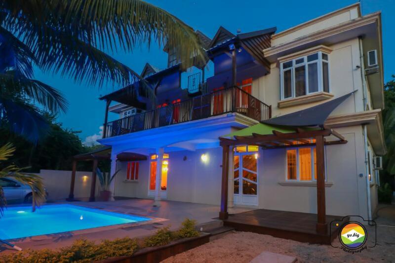 una casa con piscina frente a ella en Isola Bella Luxury Villa en Rivière Noire