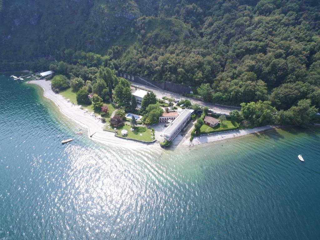 eine Luftansicht einer Insel in einem Wasserkörper in der Unterkunft Hotel Nautilus in Valmadrera