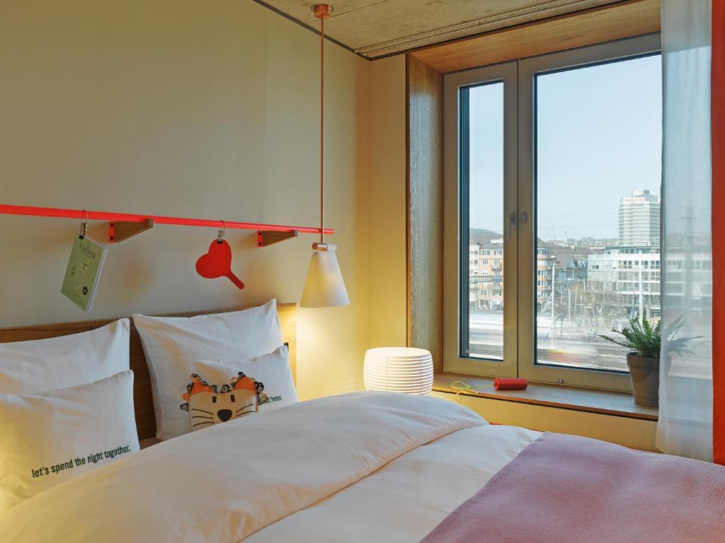 Postel nebo postele na pokoji v ubytování 25hours Hotel Langstrasse